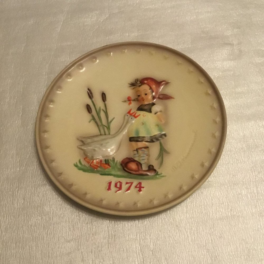 Vintage & very colorful 1974 M J Hummel Collector plate